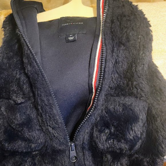 Tommy Hilfiger Child's fluffy black hooded vest. Size 2 - Picture 8 of 8
